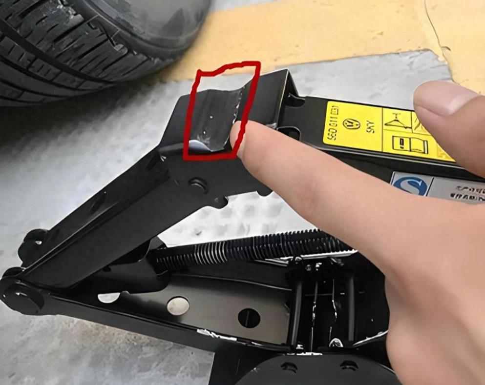 随车“千斤顶”中间有个凹槽有什么用？用千斤顶这4个细节要注意-趣考网